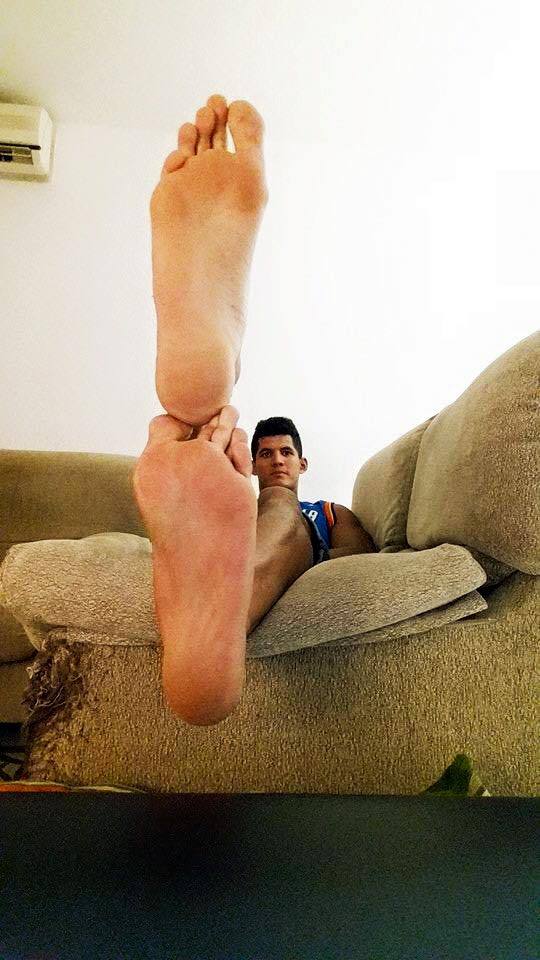 paulsbunion:  GI-Normous feet!! Big and sexy!! Cute guy with, what looks like size