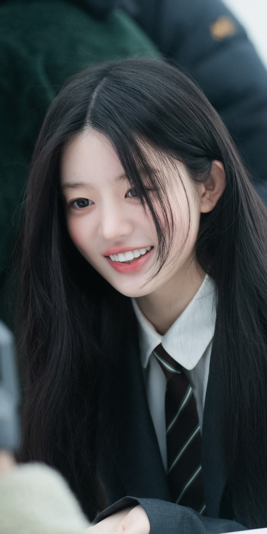Minju Illit Lockscreens !