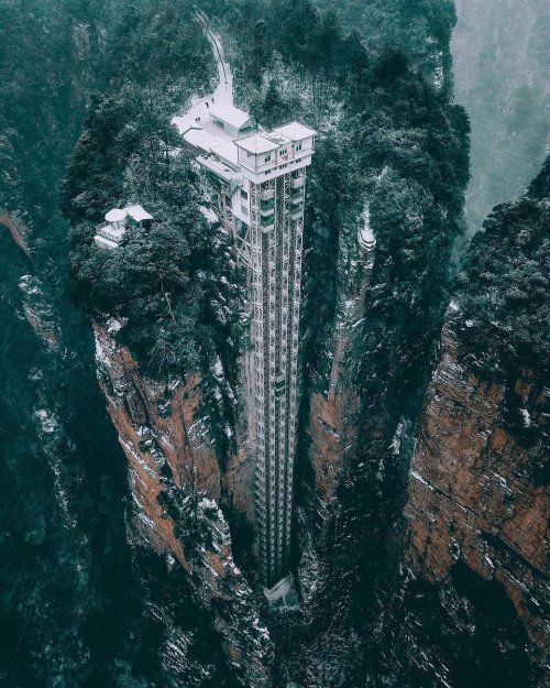 theartivistic:World’s Tallest Outdoor Elevator on the side of a huge cliff in the Wulingyuan area of