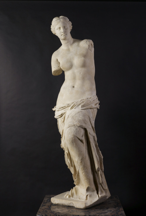 letargos:1. Aphrodite of Milos, Alexandros of Antioch, 130 - 100 BC.2. Winged Victory of Samothrace,