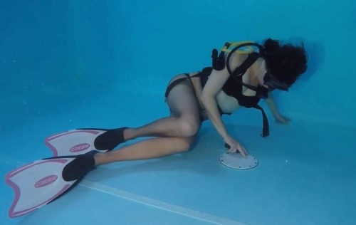 fetischfan100: Unterwasser mit Strumpfhose Fantastic!