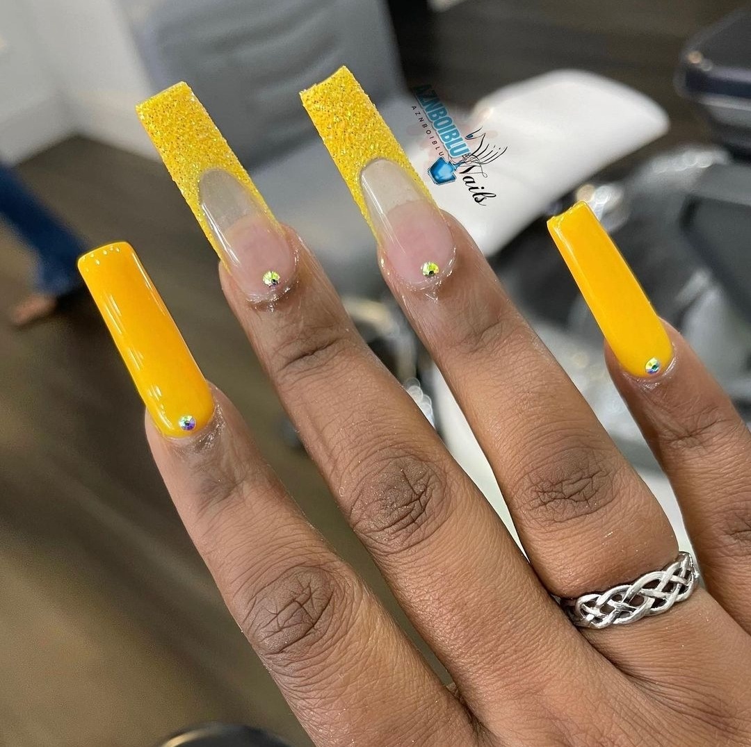 Nail Art │ Yellow and White manicure with Daisies / Polished Polyglot