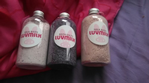 Thebeautifulnosferatu bought me some luvmilk bath products and I’m excited to use them, but I want to save some to share with him #^_^#  Ahhh how the glitters tempt me! Hehe :3