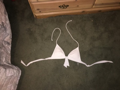 Yes, this isn’t a jeans pooping picture. I just wanted to show you a new bra that Jenna got me