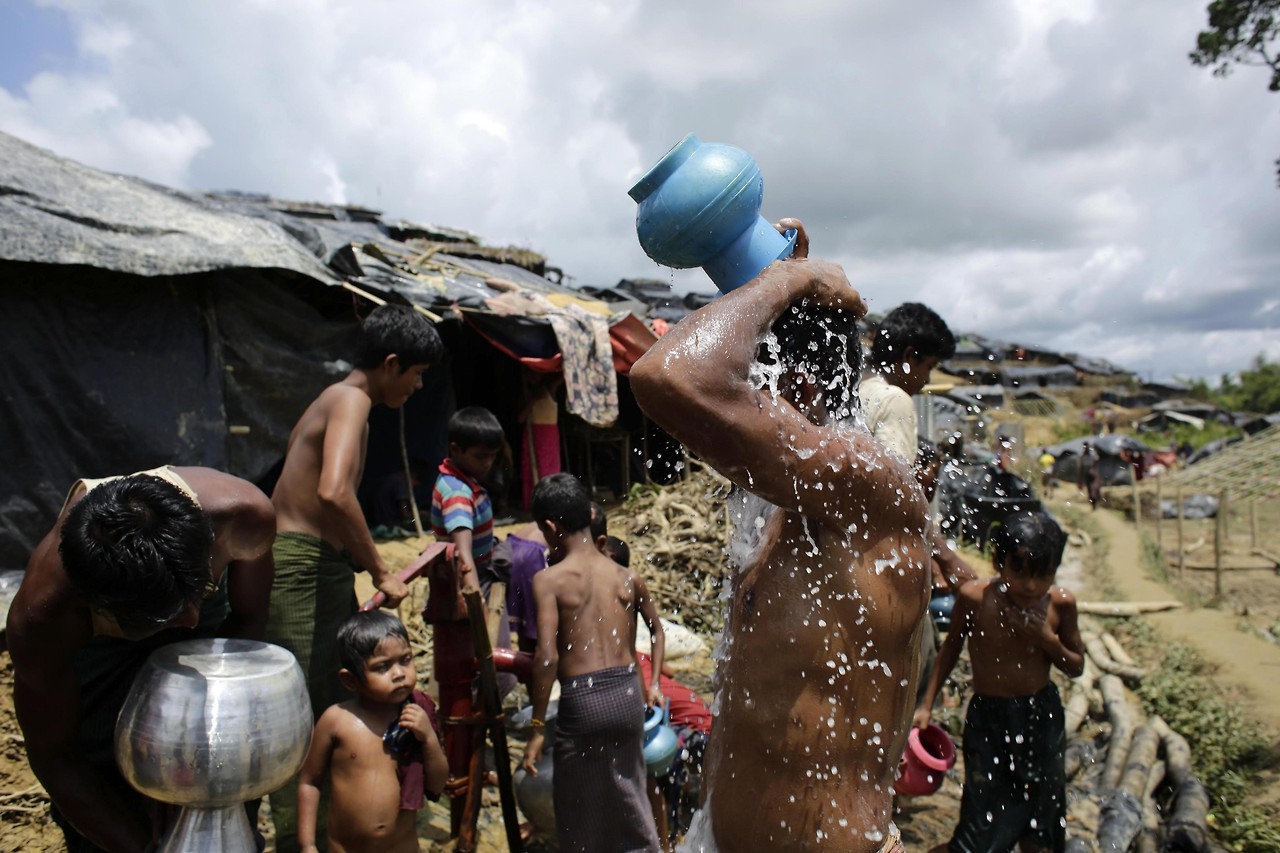 BANGLADESH. Refugiados rohinyás en un campamento temporal en Ukhiya, en Bangladesh. Las autoridades de Bangladesh comenzaron a registrar a los miles de miembros de la comunidad rohinyá que se encuentran en su territorio tras huir de la violencia en...