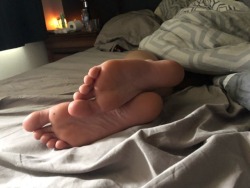 amateurali3ns: Sleeping soles 