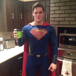 superheromen:  Superman Cosplay Like. Re-Blog Follow at: http://superheromen.tumblr.com