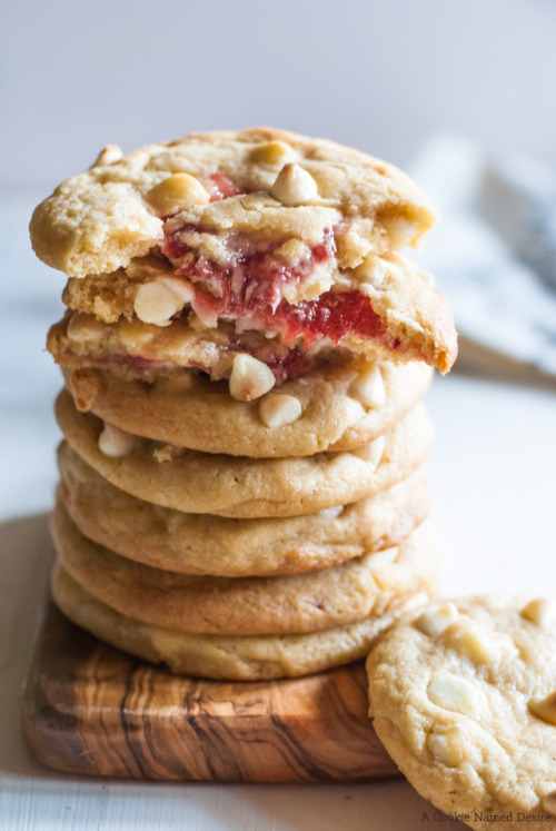 sweetoothgirl:    Strawberry Cheesecake Stuffed Cookies   