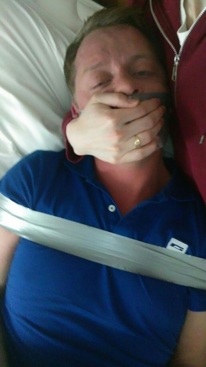inmybondagedreams:    InMyBondageDreams:  Awesome use of duct tape, this just goes