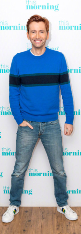 mizgnomer: David Tennant’s wide stance  note: sometimes used to make himself shorter - bonus example (w/ credit to X): 