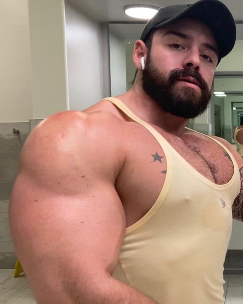 intomusclestuff:hitthegym:BEEF “Yeah buddy, I see you cock straining as you look at my muscles, and 