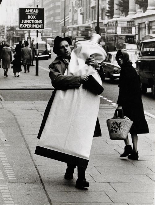 installator:  “Claes Oldenburg with giant toothpaste tube, London, 1966 (photo Hans Hammarskiöld)” (retronaut.com) 