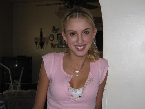 drstinkfingertoo:  A model example of how a good Girlfriend should be