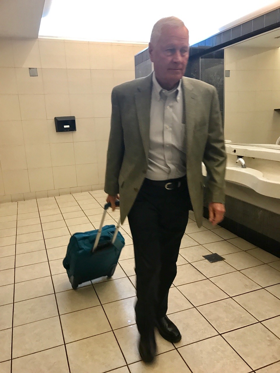 dilferotica:  brighteyes4brightmind:Perfect Business exec Daddy in the restroom.