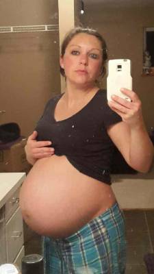 nikkimori:  #pregnant #naked #pussy #selfie 