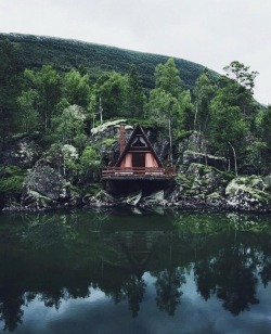survivalcampingworld:    Getting Ready For The Week-End, This Would Be A Perfect Little Hideaway   
