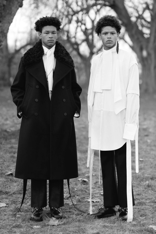 visualjunkee:  Oscar Wilde inspired Look Book for Alexander McQueen - Autumn/Winter 2017 Menswear Collection - designer: Sarah Burton - photographer: Ethan James Green - stylist: Alister Mackie - art direction: M/M Paris - hair: Matt Mulhall - makeup: