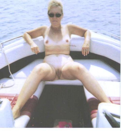 sexy-wives-and-moms:    Naughty Lady  