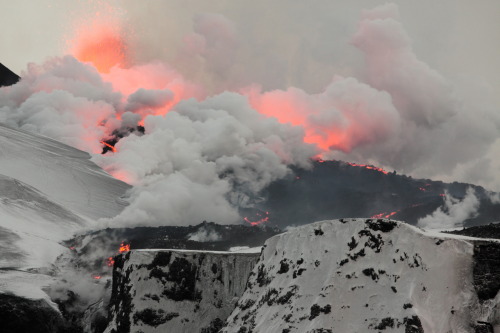 rorschachx: Lava flows from a fissure on Fimmvörðuháls, turning snow into steam - Ic