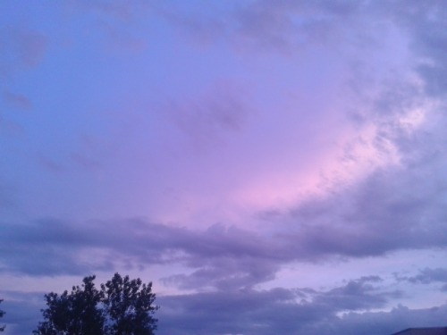 resignieren:  I wishYou’d be the skySo I could watch your beauty every second of the day without you noticing