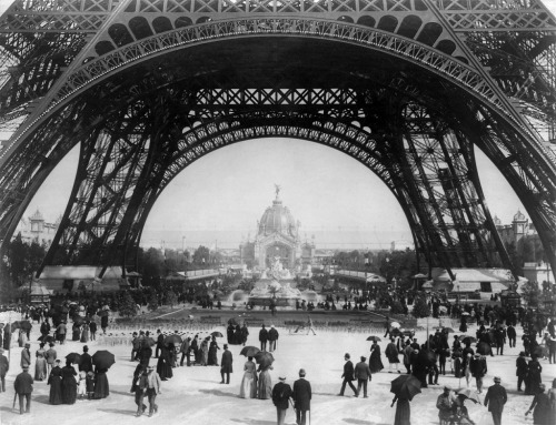 archimaps: Underneath the Eiffel Tower in 1889, Paris 