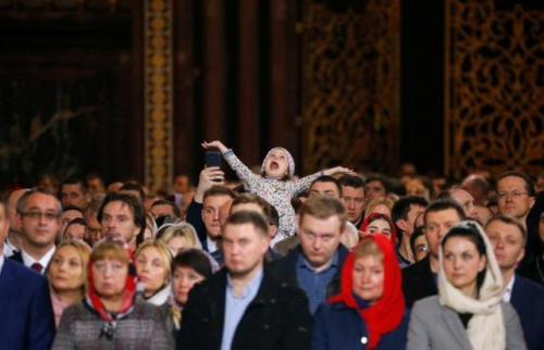 globalchristendom:An Orthodox Easter service in Russia. (Credit: Reuters)