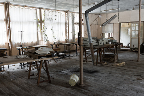 工場に転用された廃校Abandoned school