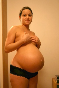 naughty-pregnants-np:   Full Gallery - CLICK HEREIf you rather get laid - CLICK HERE  sexy.com