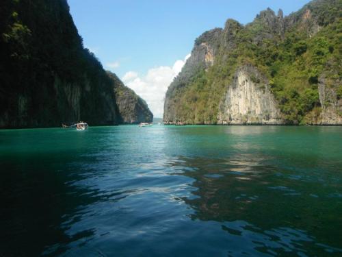 balinaise: tropic-ool:  tropical-tigress:  wildflowersand-wings:  Phi Phi Islands, Thailand  follow 