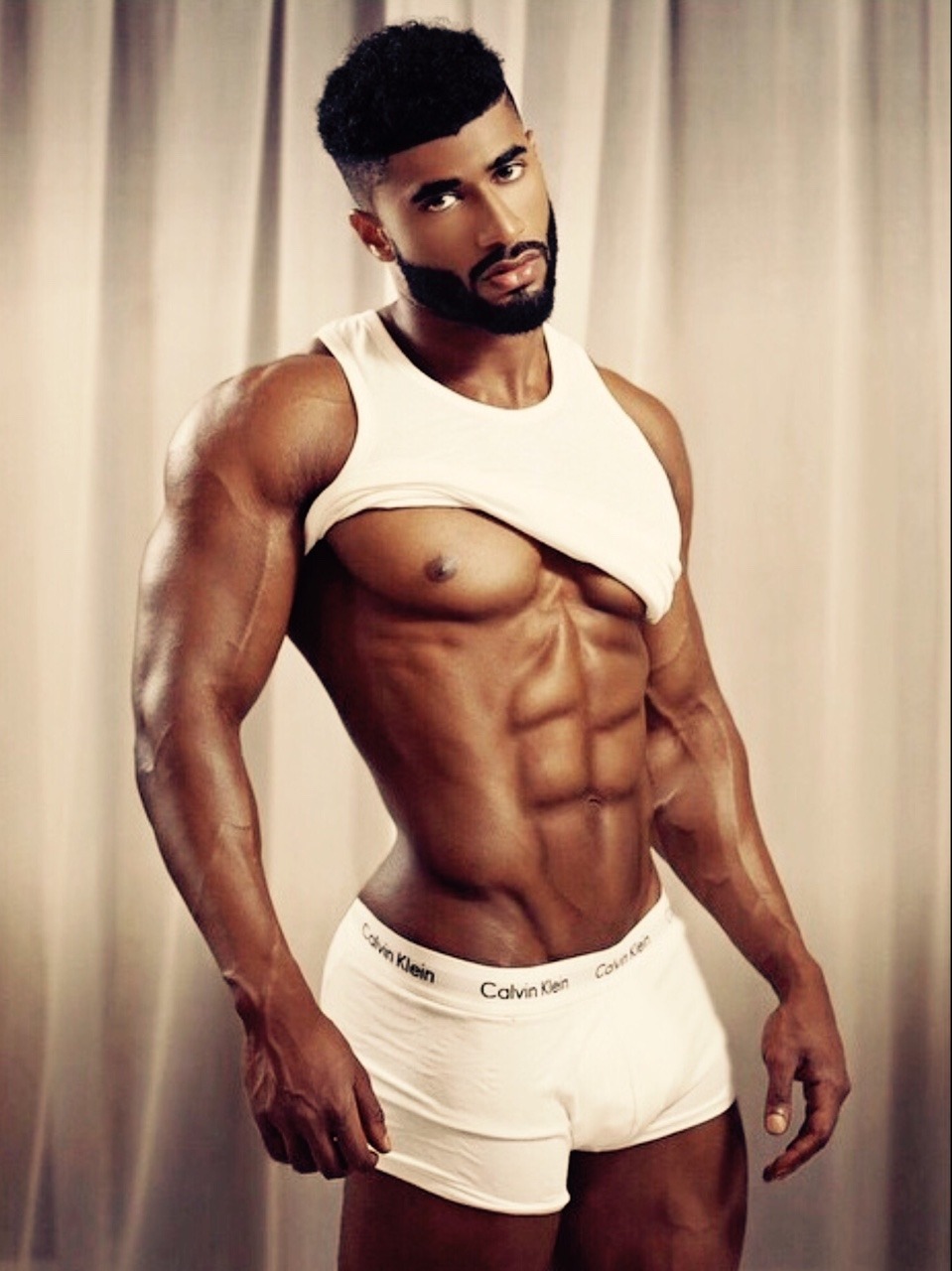 dominicanblackboy:  A sexy moment with gorgeous muscle hunk Omarion Riley in the