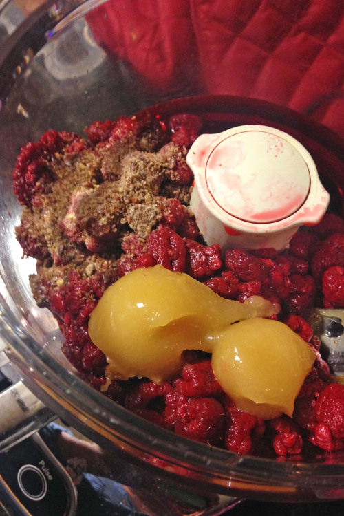 hqcreations: Food Preservation: Making Raspberry Fruit LeatherI miss the flavors of summer berries a