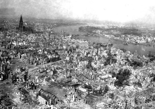 Cologne on thewest bank of the Rhine (Germany, April 24th,1945).To the left,still standing amid the 
