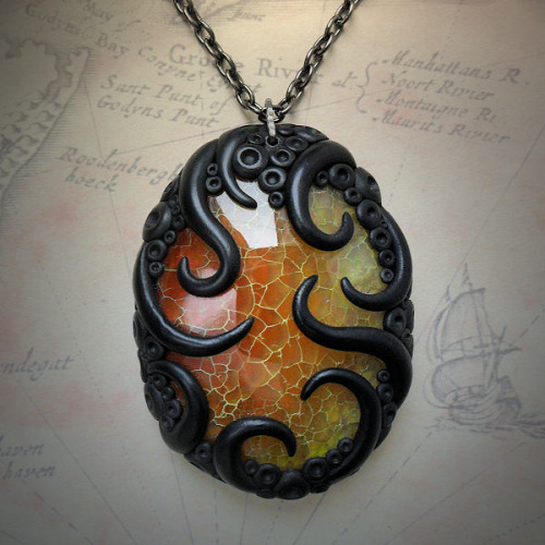 fhtagn-and-tentacles:  CTHULHU JEWELLERY by Stuart Williams Available at cthulhujewellery.com