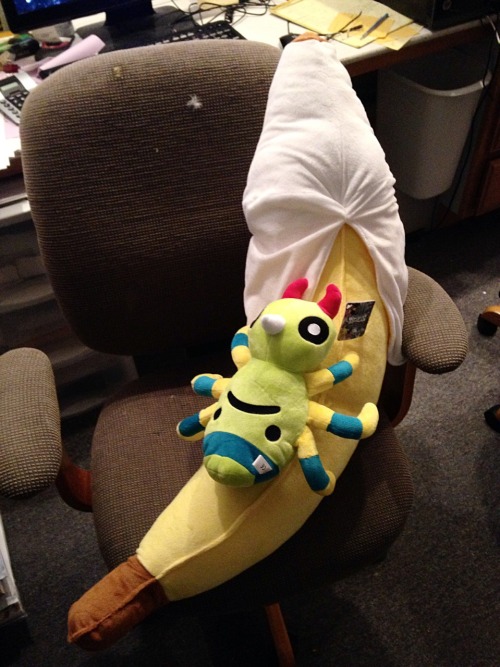 screamybutt:ALSO MEGS SENT US A 3 FT LONG BANANA AND A SPINARAKthat’s banana’s chair now