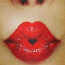 eroswoman:    Ti mando un dolce bacio avvolto