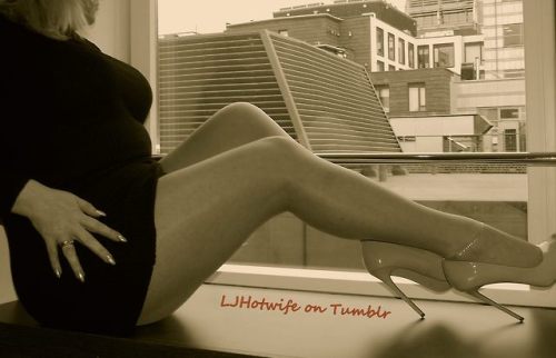 ljhotwife:Genuine UK Hotwifing couple ;-) The anklet tells a tale! To those in the know an anklet on