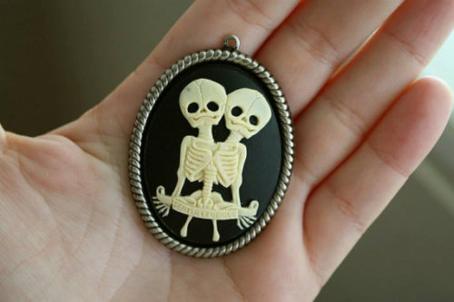 sixpenceee:  Horor/Creepy/Strange Jewelry.  Some of these can be found at Etsy.  You may also like:  Gem Stone Skulls Horror Foods Beautiful Cemeteries (Part 1) (Part 2) 