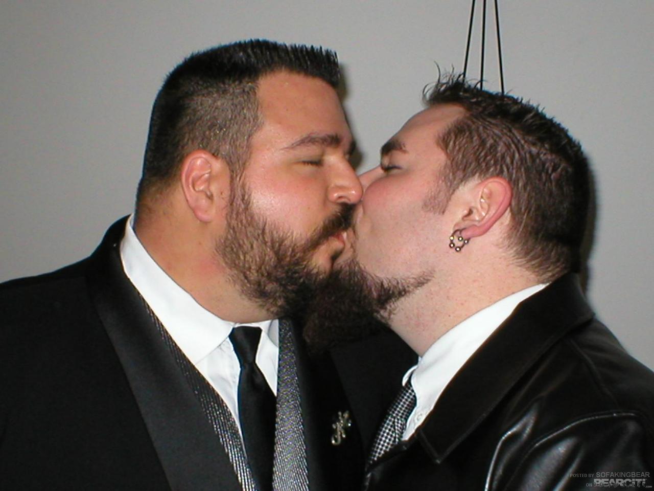 midori-eyes:  Love Bears Kiss &lt;3 