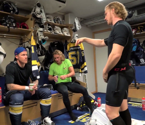 The sitting Jock clearly needs some extra training with both Coach and his Captain because it doesn&