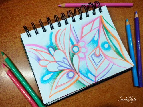 Mini Sketchbook. Lápices de colores en papel / Colored pencils on paper. Sandra Rede 2021  www.sandr