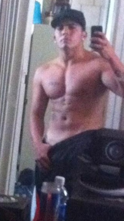 justinsfire:thekid2891:  dinastypr:  neneflow:  prpornlover:  Me encanta cuando se ven bn machos!   peroo ke cosaaaa  Este es straight de verdad; yo trate y nada  donde lo consigo?   Justinsfire.tumblr.com