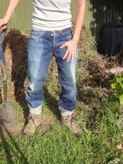 t48596:  Luv gettin wet while working  I love seeing this stud in peed pants. HOT!