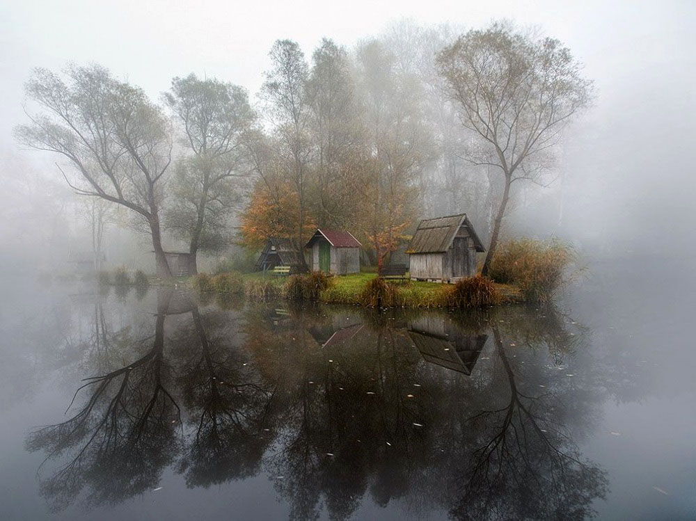 sixpenceee:  Sződliget is a misty waterside town in Hungary, whose eerie atmosphere