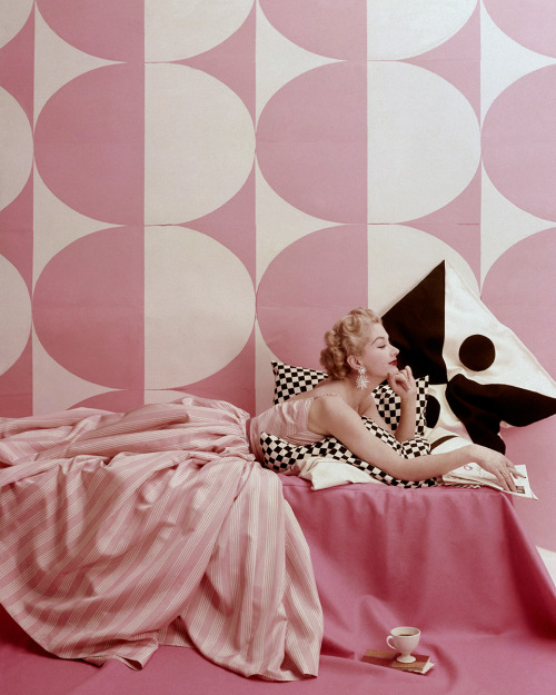 alwaysbevintage:Lisa Fonssagrives photographed by Richard Rutledge for Vogue, 1952
