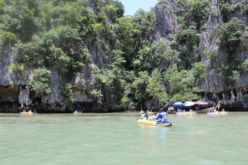Canoe Tourists going to lod cave.