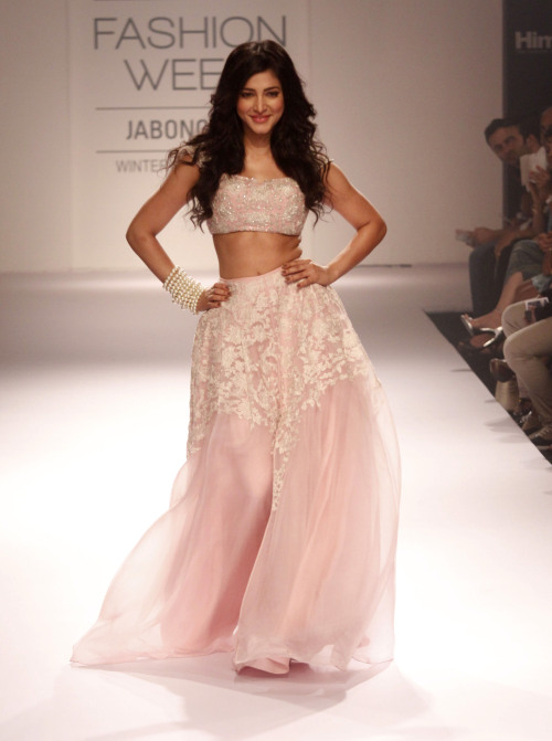 Lovely in pink <3Shruti walks the ramp for Shehla Khan - LFW