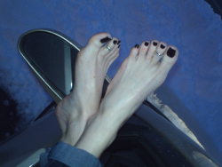 saffronfootbabe:  Feet in the night  Custom