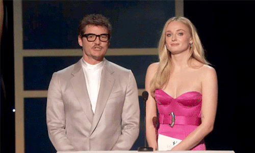 captainpoe:Pedro Pascal and Sophie Turner at the SAG Awards!