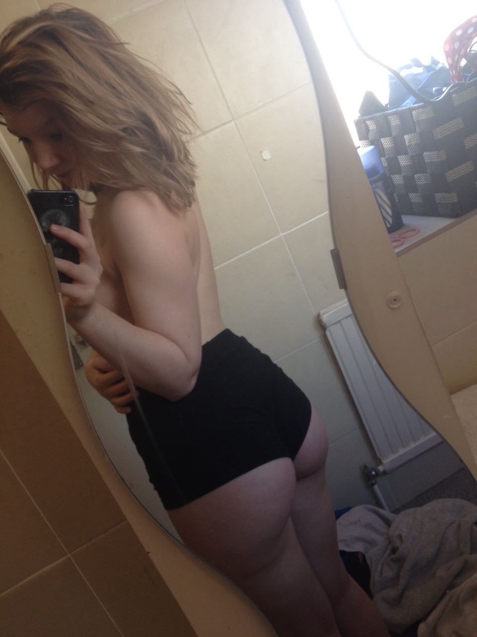 fl00sie:  Look so tired &amp; serious bed head