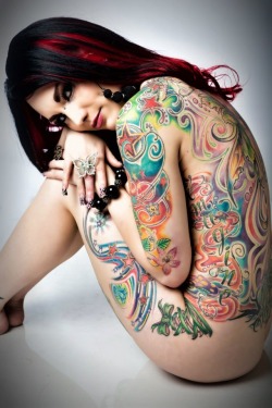 tattoed-babes:  Tattoed girl follow us here : http://tattoed-babes.tumblr.com/ 